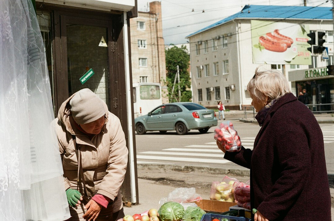 Young volunteer helping a senior woman with groceries